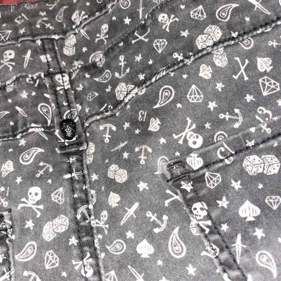 ☆FREE GIFT WITH PURCHASE☆    Lovesick high waisted shorts - Picture 4 of 4